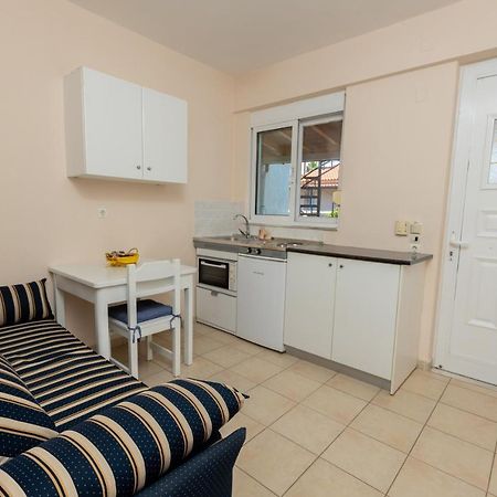 Αnastasia Apartments Mavrovoúnion Екстериор снимка