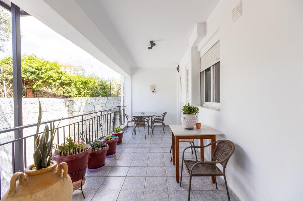 Αnastasia Apartments Mavrovoúnion Екстериор снимка