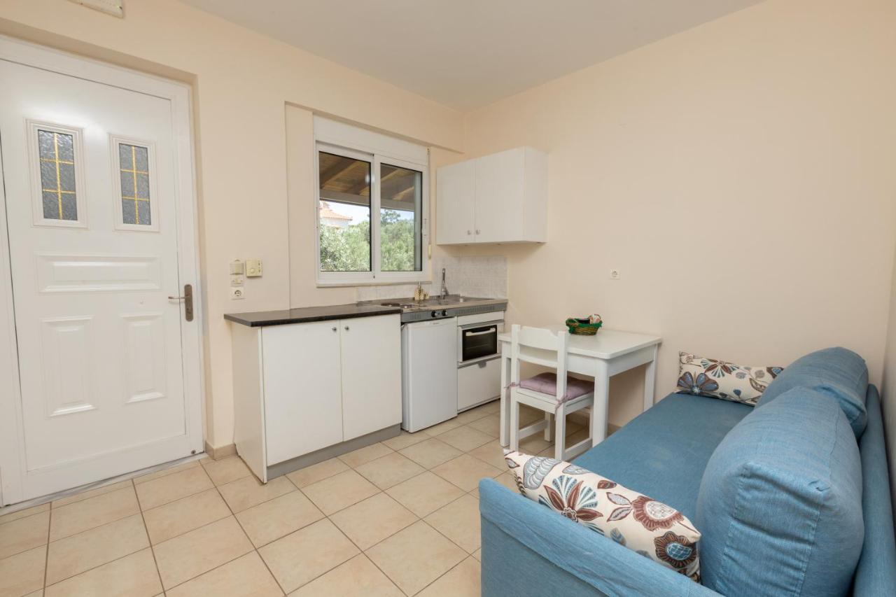Αnastasia Apartments Mavrovoúnion Екстериор снимка